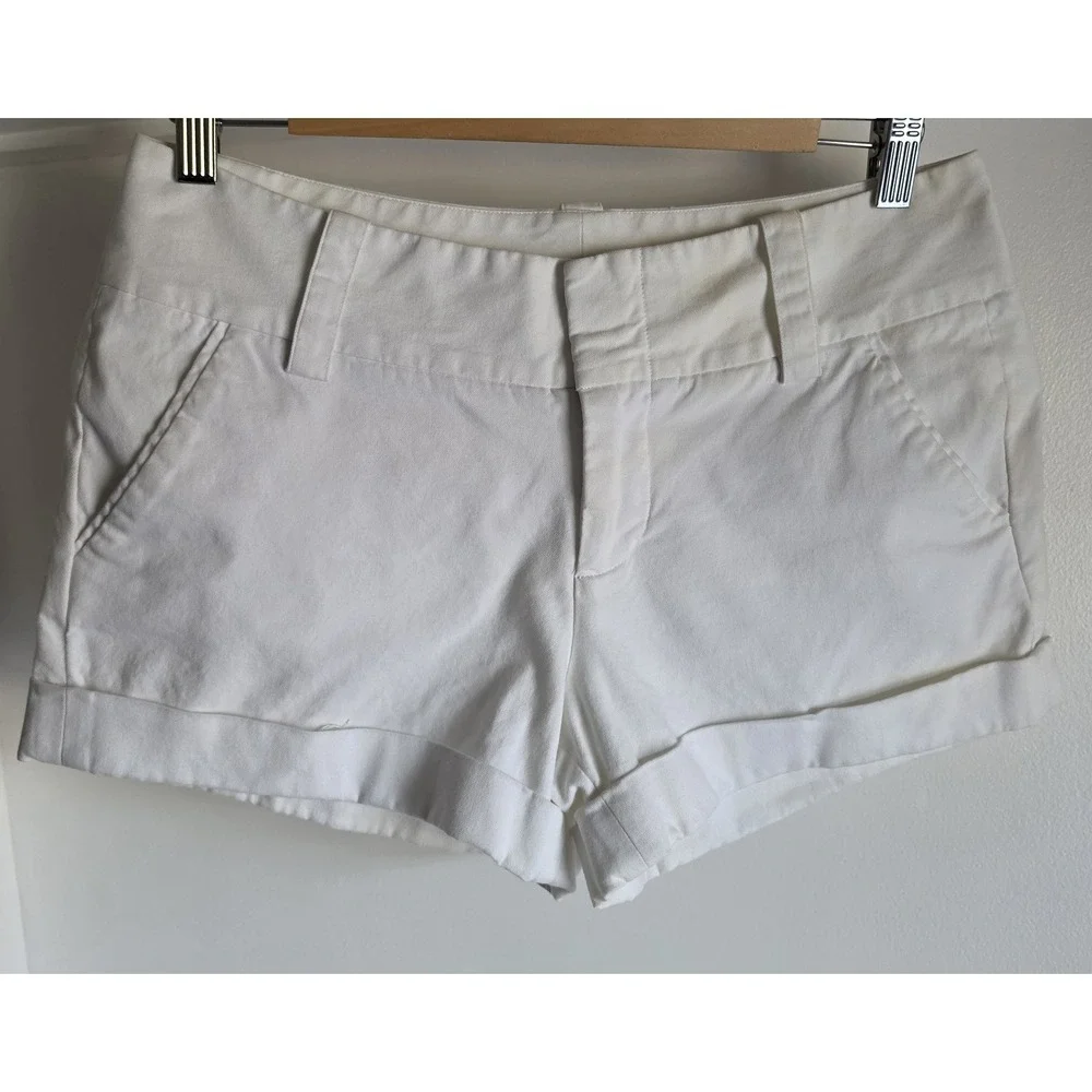 Alice + Olivia Shorts Size 6 White Solid Cotton Women Casual Chino